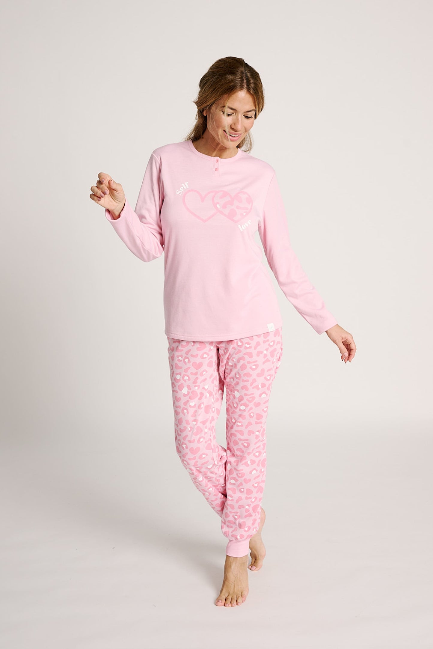 12011025-1-pijama-largo-estampado-corazones-y-animal-print