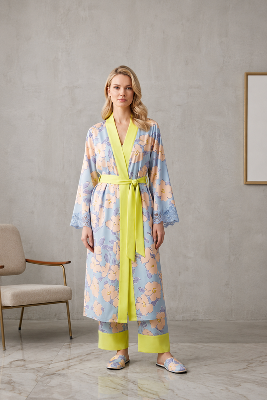 Kimono bata de satén para mujer con estampado floral y detalles limones | NUVELLA