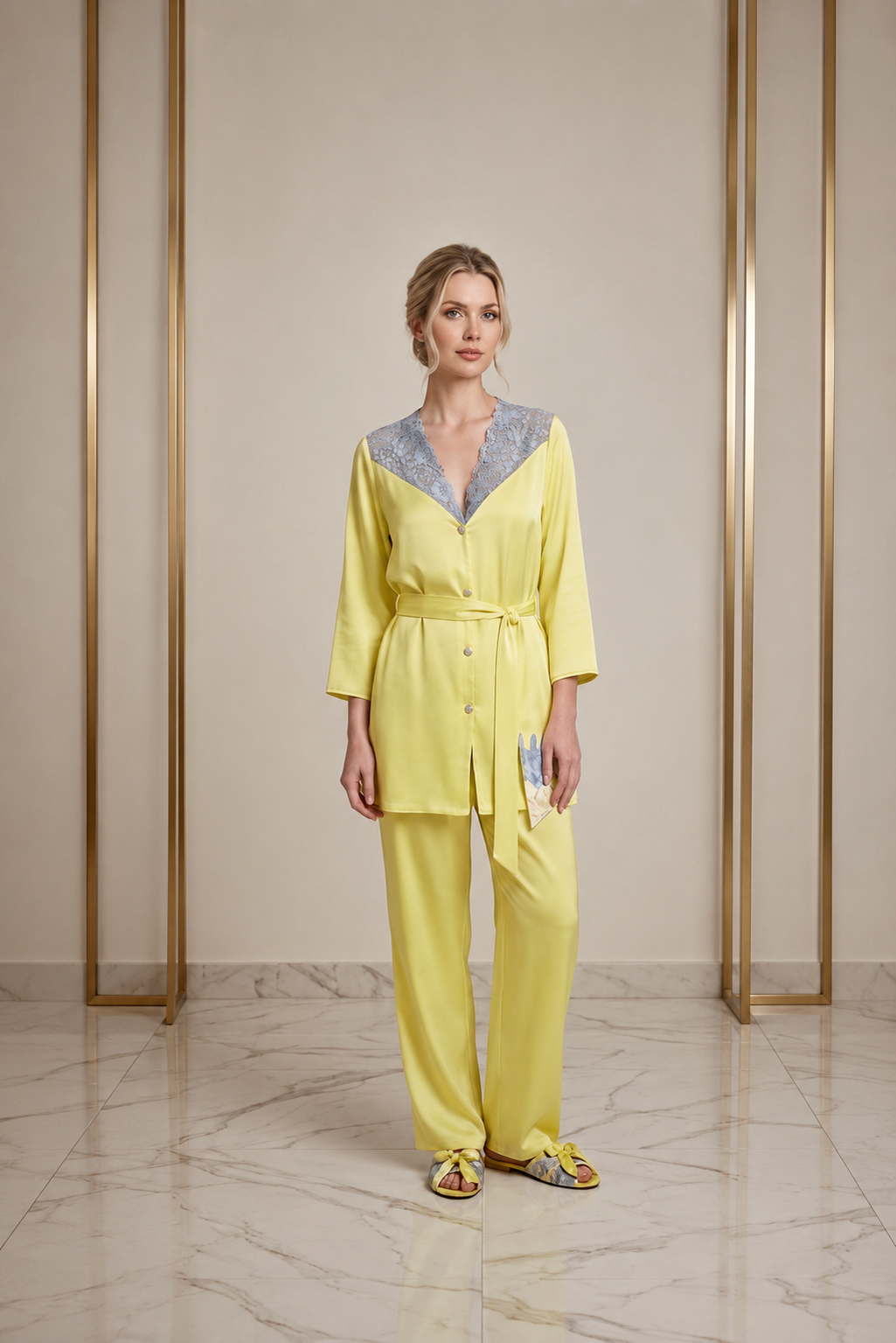 Pijama mujer de satén en color amarillo lima con detalles de encaje | NUVELLA