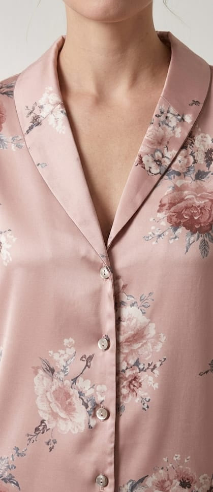 Pijama mujer de satén con estampado floral y detalle de plumas | NUVELLA