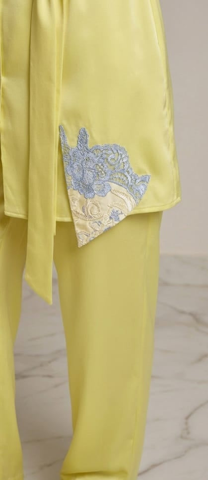Pijama mujer de satén en color amarillo lima con detalles de encaje | NUVELLA