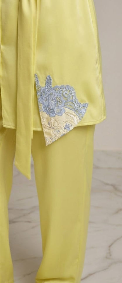 Pijama mujer de satén en color amarillo lima con detalles de encaje | NUVELLA