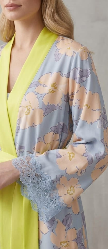 Kimono bata de satén para mujer con estampado floral y detalles limones | NUVELLA