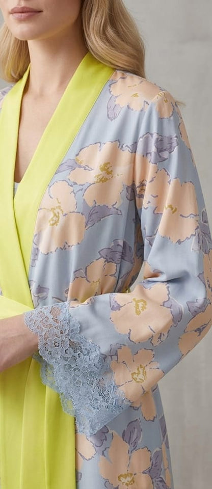 Kimono bata de satén para mujer con estampado floral y detalles limones | NUVELLA